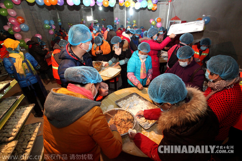 郑州义工组织冬至请700环卫工人吃饺子 热气腾腾暖人心