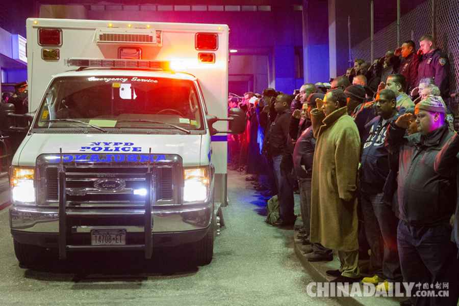 美国纽约两名警察遭黑人枪手伏击身亡 其中一名为华裔