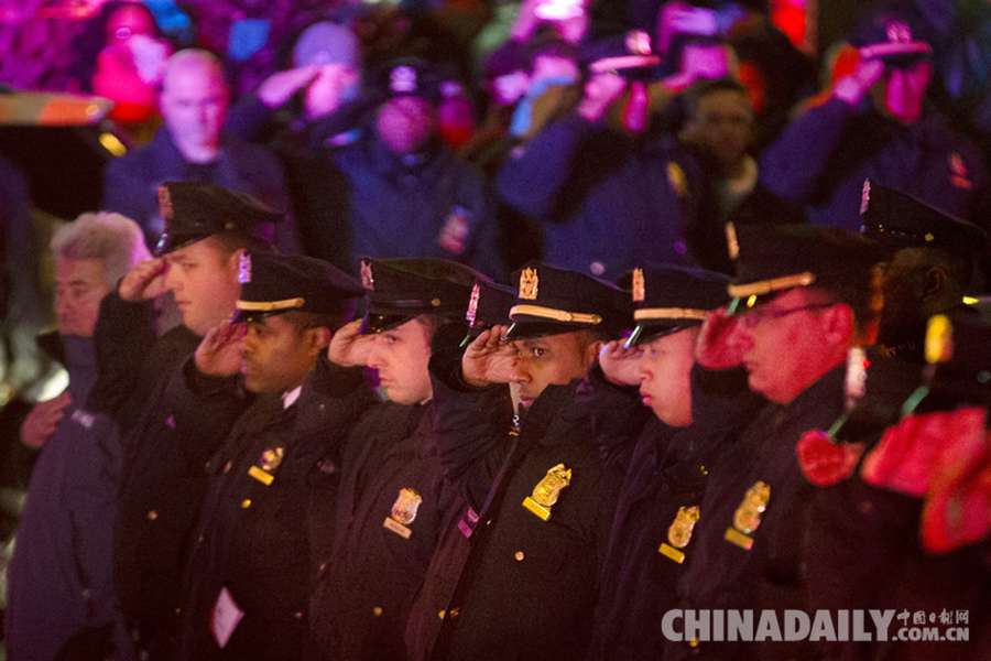 美国纽约两名警察遭黑人枪手伏击身亡 其中一名为华裔
