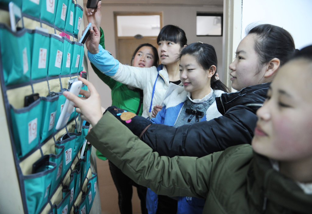 安徽亳州：大学校园探索实施“无手机课堂”制度