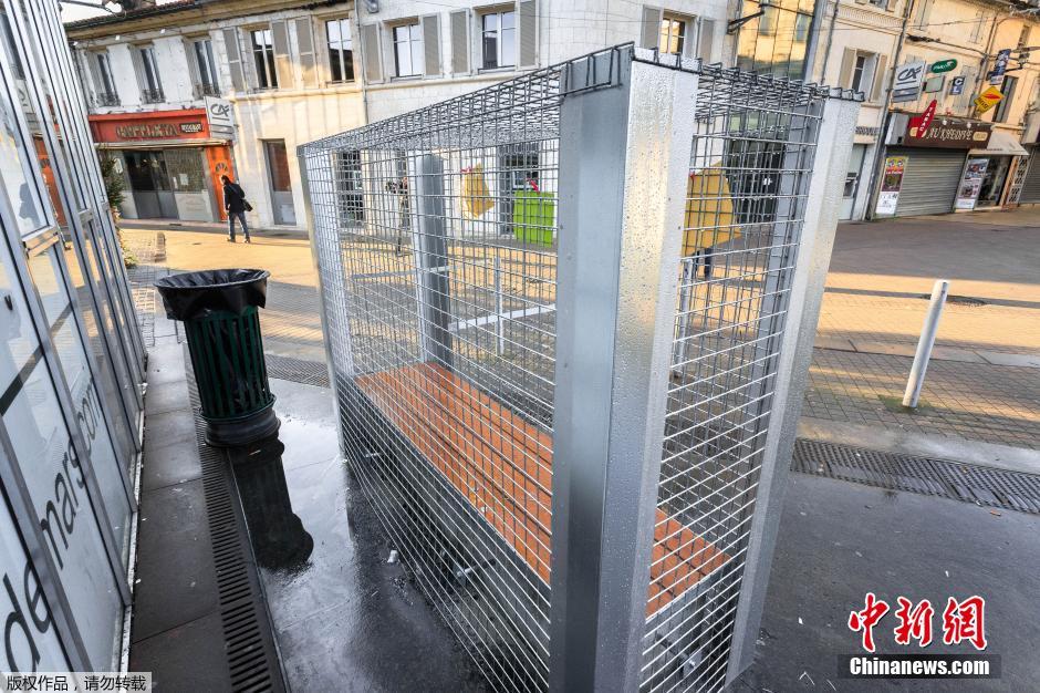 法国公共长椅装落地栅栏 防流浪汉在上睡觉喝酒