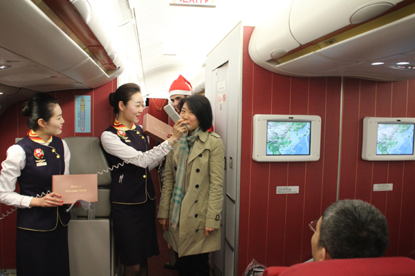 海南航空外籍空乘送祝福与旅客共度空中圣诞节