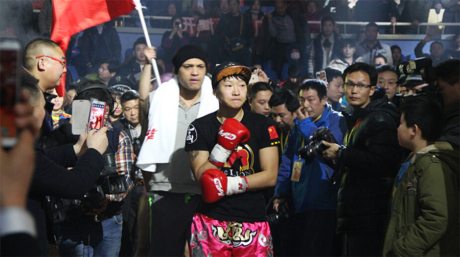 中国女拳击手36秒KO日本男选手（高清组图）