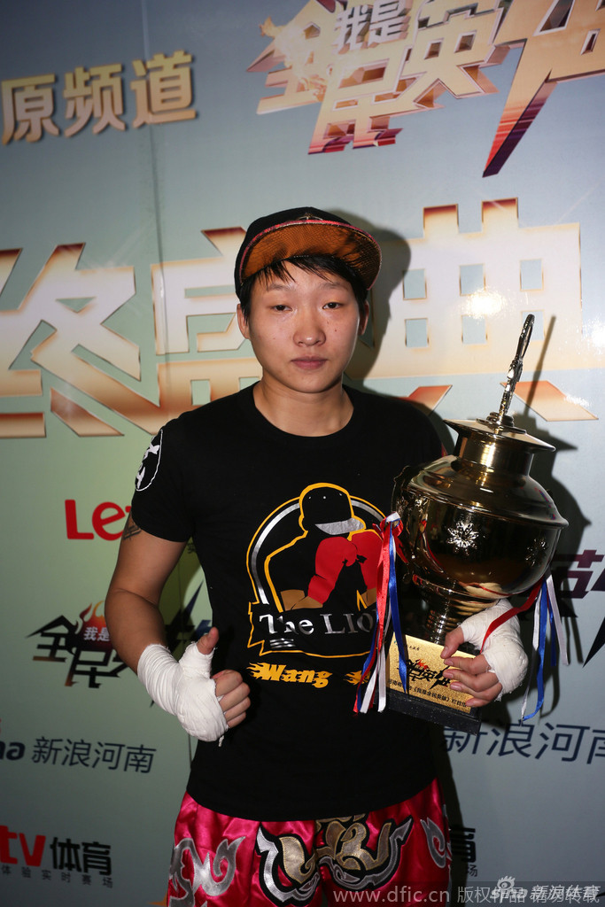 中国女拳击手36秒KO日本男选手（高清组图）
