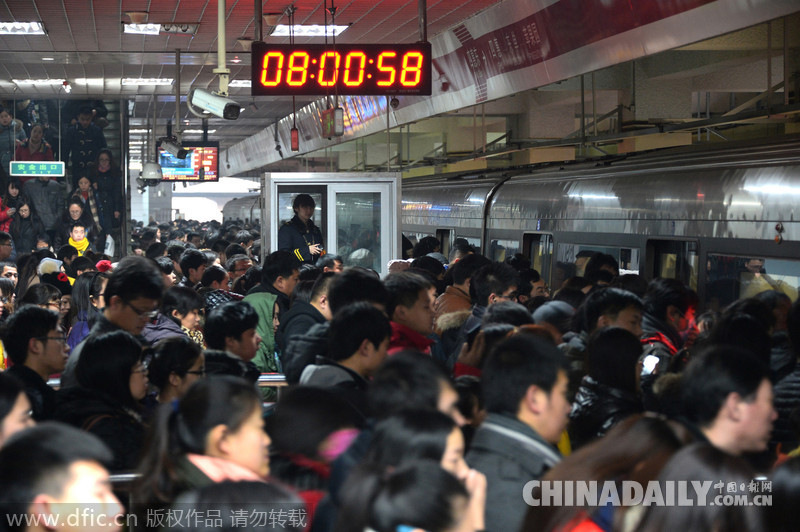 北京地铁调价迎首个工作日 候车排队依旧壮观