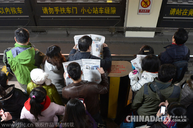 北京地铁调价迎首个工作日 候车排队依旧壮观