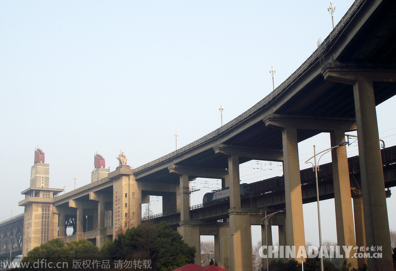 南京长江大桥迎来通车46周年纪念日