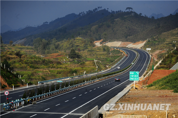 穿山越谷成大道——写在贵州高速公路突破4000公里之际