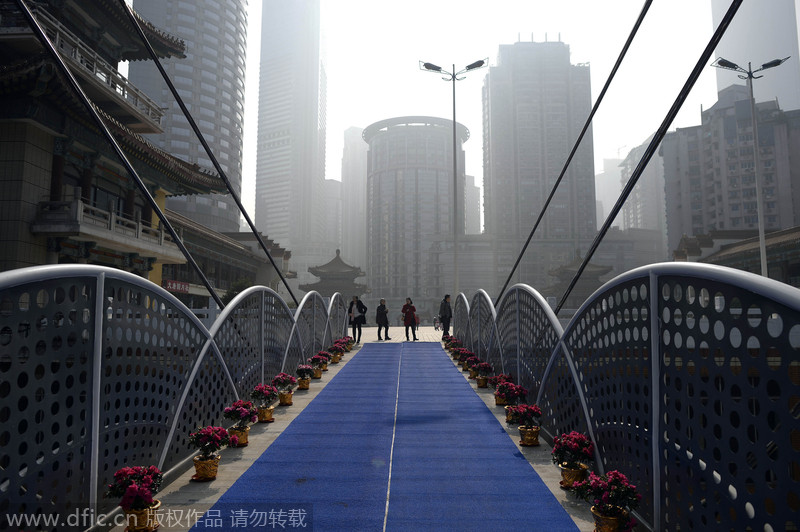 重庆22层高楼架人行天桥 68米高空“平步青云”