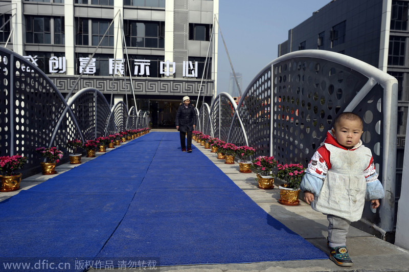 重庆22层高楼架人行天桥 68米高空“平步青云”