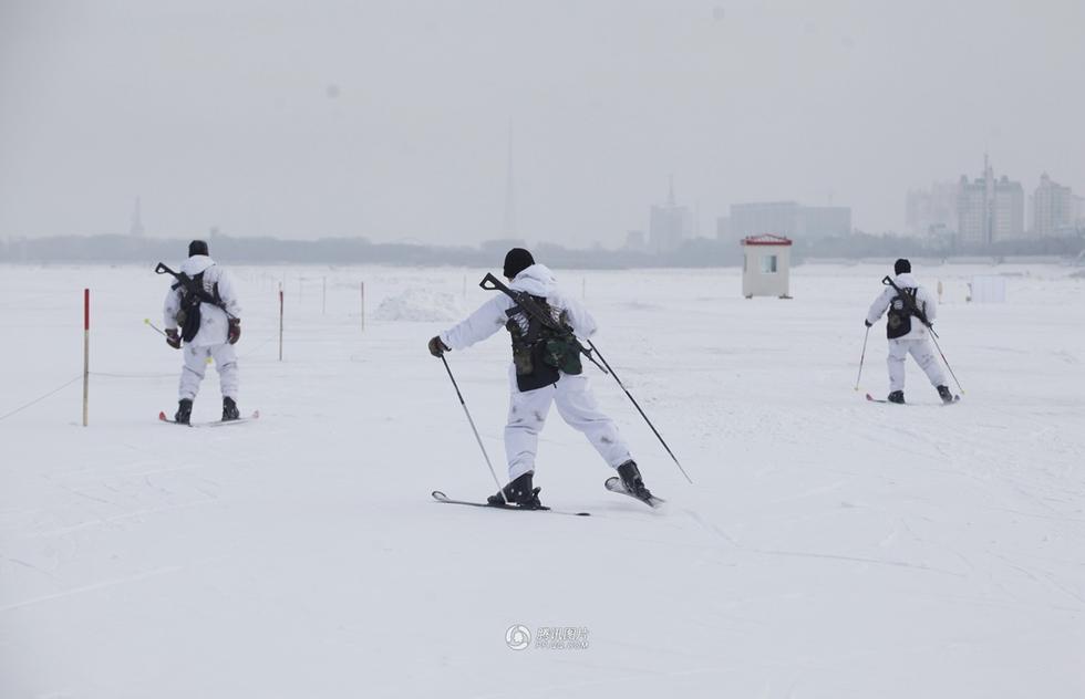 黑河边防战士极寒天气滑雪巡逻祖国北疆