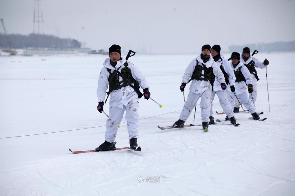 黑河边防战士极寒天气滑雪巡逻祖国北疆