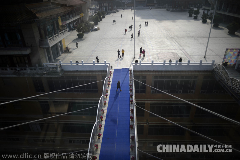 重庆现“最牛”空中连廊 距离地面68.5米
