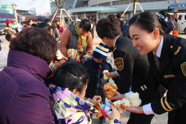 青岛长途汽车站志愿者帮忙 43名自闭症儿童坐上爱心直通车出游