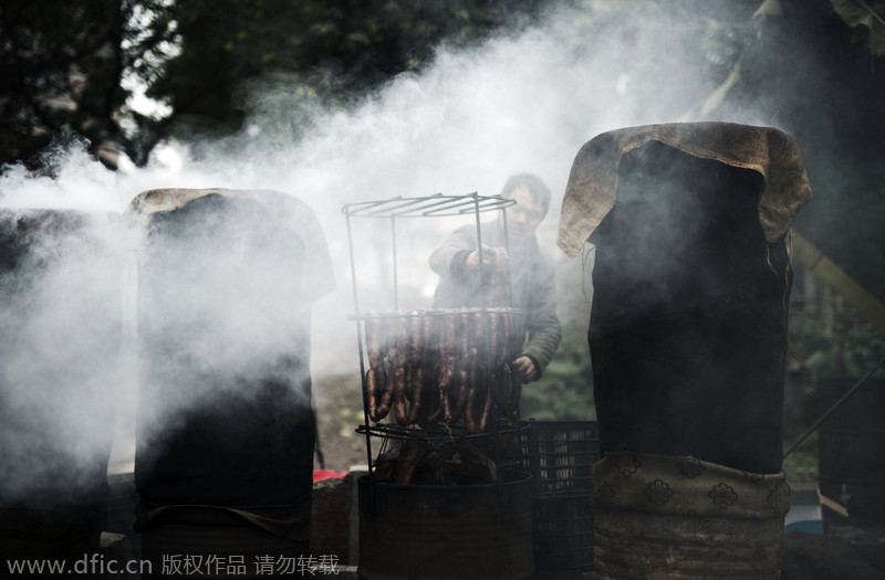 重庆街头“烽烟四起” 年末熏肉季满城飘香