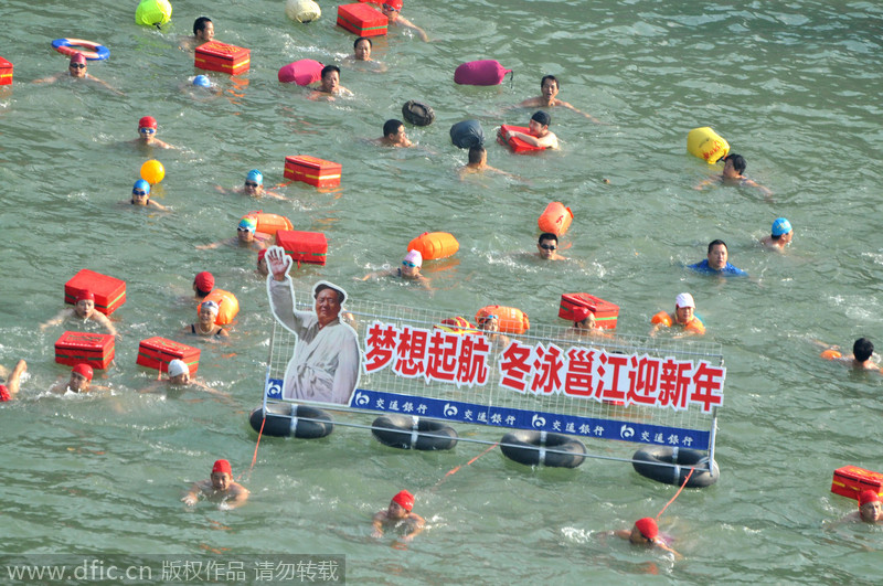 广西南宁：2000冬泳爱好者横渡邕江迎新年