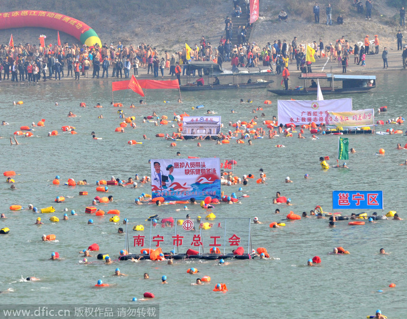 广西南宁：2000冬泳爱好者横渡邕江迎新年