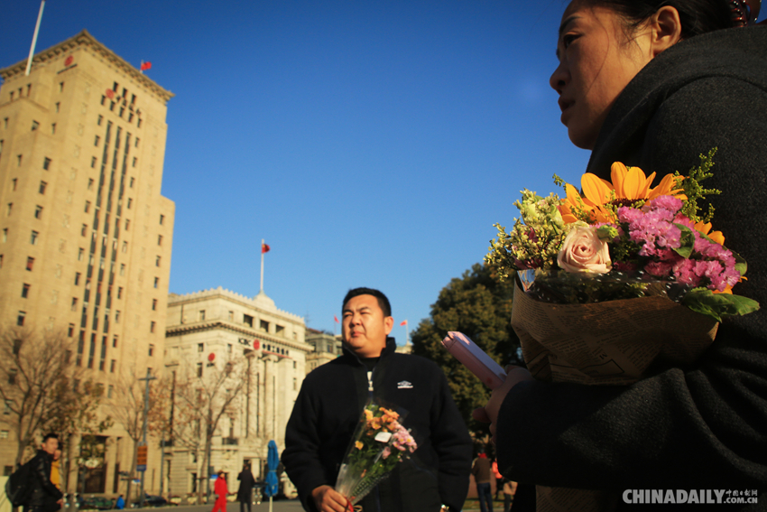上海：市民自发为踩踏事件中的死伤者献花祈福