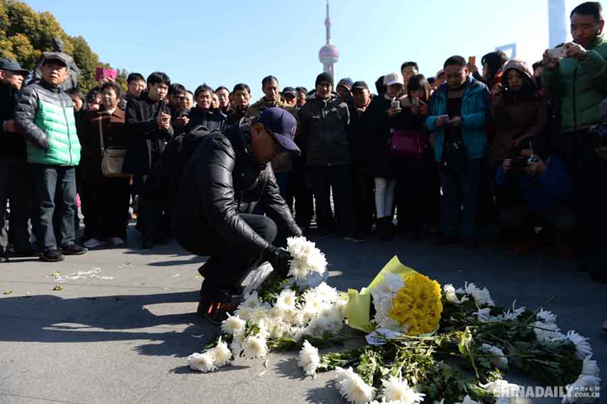 上海：市民自发为踩踏事件中的死伤者献花祈福