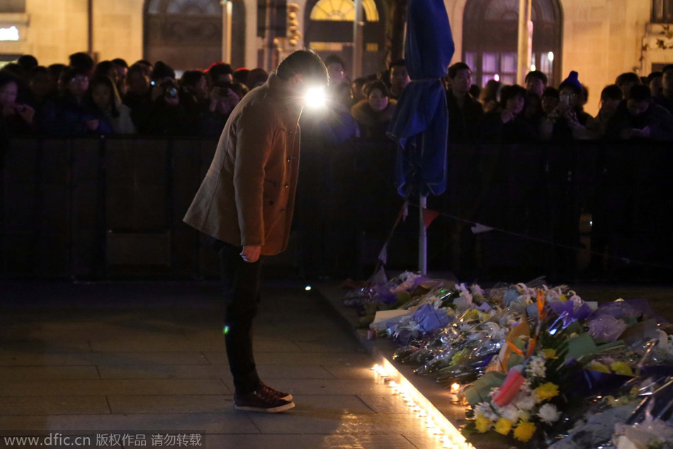 上海民众烛光悼念踩踏事故遇难者 东方明珠熄灭