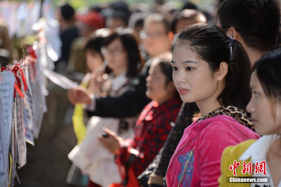 广西南宁相亲大会 “父母团”帮子女寻姻缘