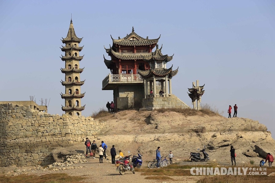 鄱阳湖逼近极枯水位 湖底景观露真容