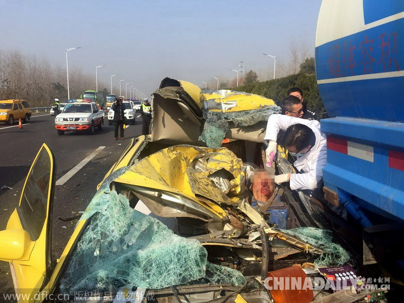 南京出租车追尾洒水车 司机当场死亡乘客受伤