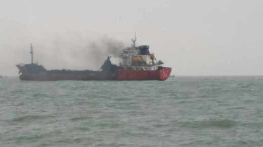湛江海事部门全力救助失火爆炸油船