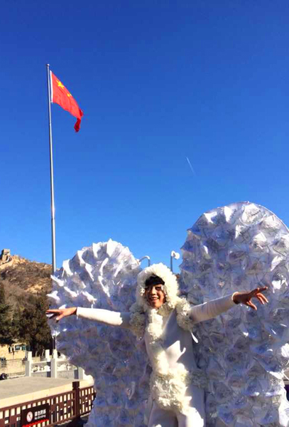 跨界艺术家孔宁行为艺术《化蝶》在八达岭长城展出