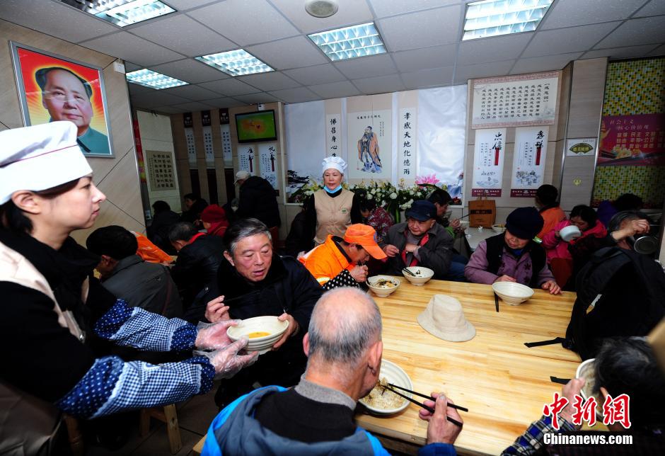 武汉闹市现公益性免费餐厅 市民排长队就餐