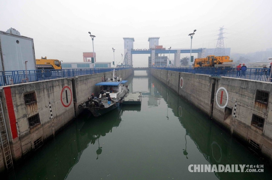 湖北宜昌：葛洲坝三号船闸开始应急抢修