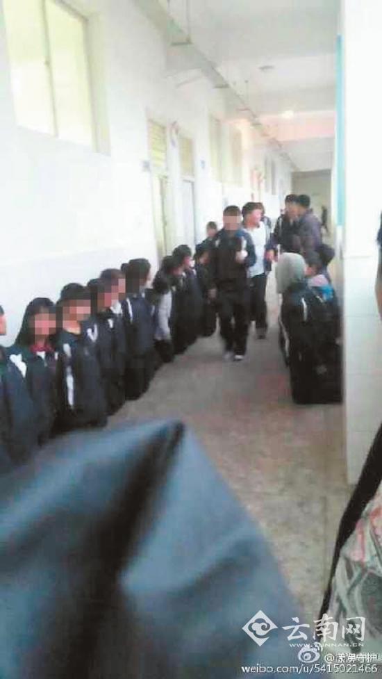 云南一学校学生集体下跪 当事人：游戏输家自愿受罚