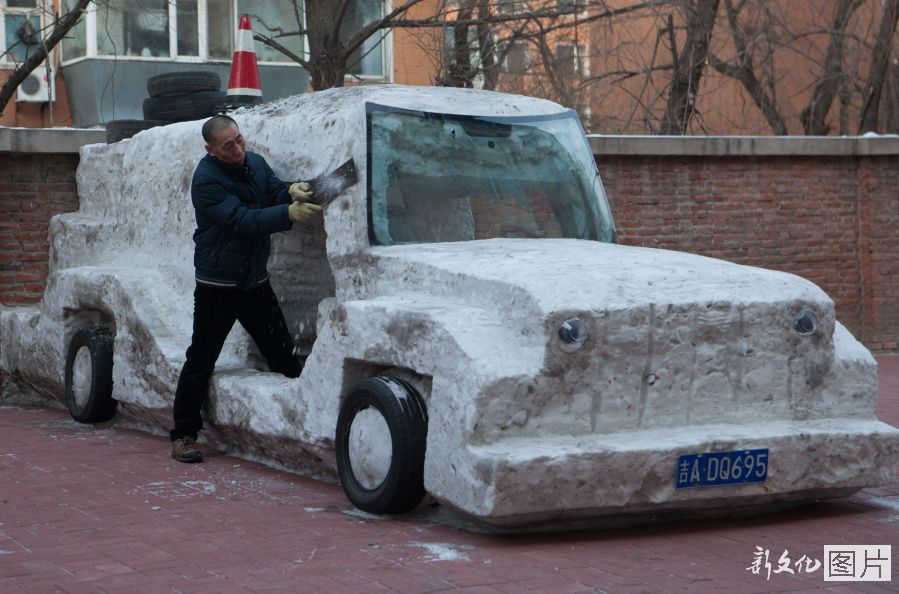 长春出租车司机打造炫酷雪雕汽车
