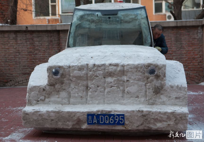 长春出租车司机打造炫酷雪雕汽车