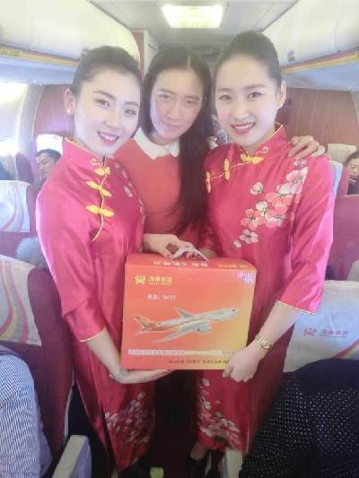 海南航空深圳分公司元旦航班上举行新年活动