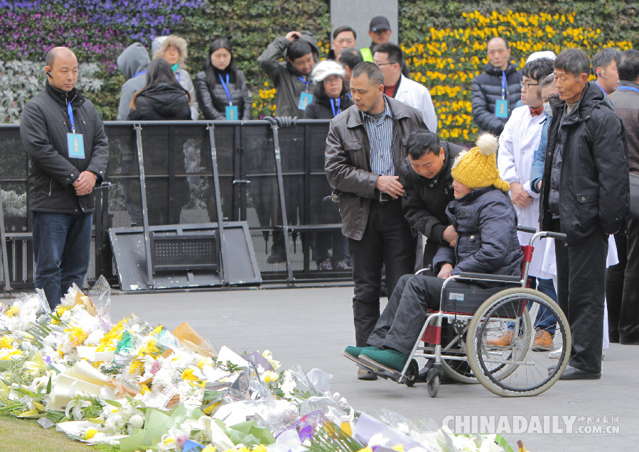 上海外滩踩踏事件遇难者“头七” 家属悲痛哀悼