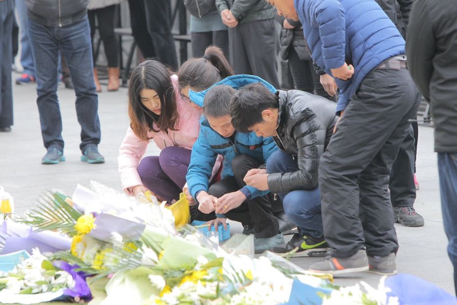 上海外滩踩踏事件遇难者“头七” 家属民众献花祭奠