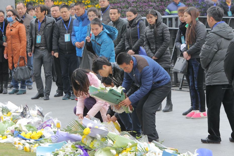 上海外滩踩踏事件遇难者“头七” 家属民众献花祭奠