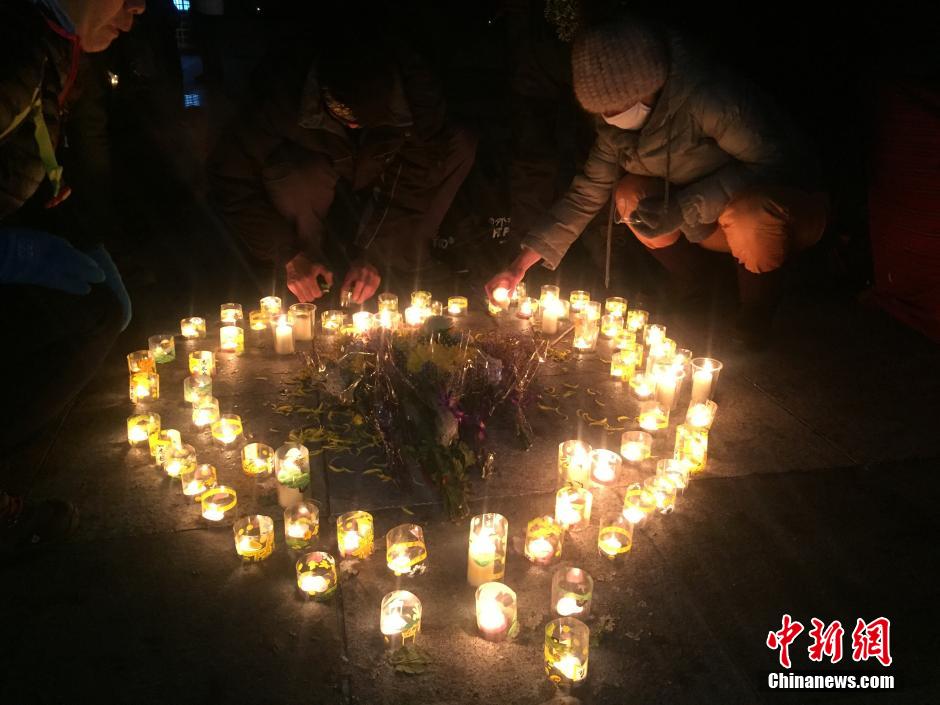 哈尔滨市民自发哀悼火灾中牺牲的消防战士