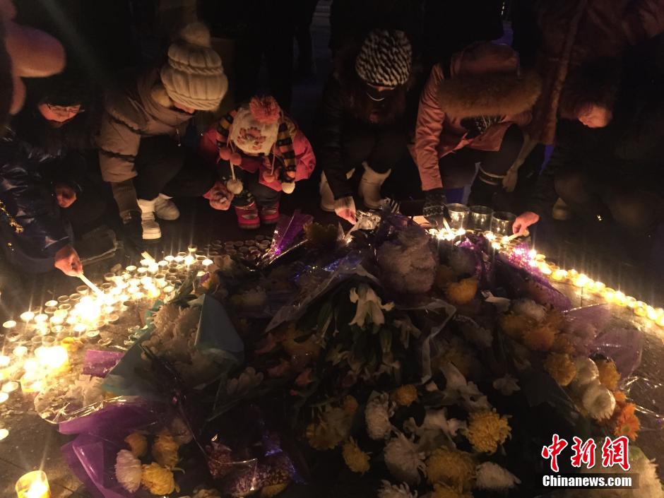 哈尔滨市民自发哀悼火灾中牺牲的消防战士