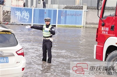 重庆民警冬天站水里指挥交通 网友点赞称蛮拼的