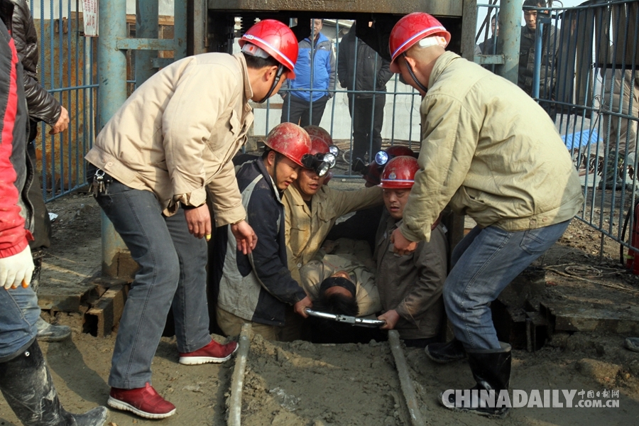 湖北鄂州发生塌方事故 最后两名矿工获救