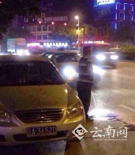 云南男子当街小便 一车主遭人肉喊冤：不是我