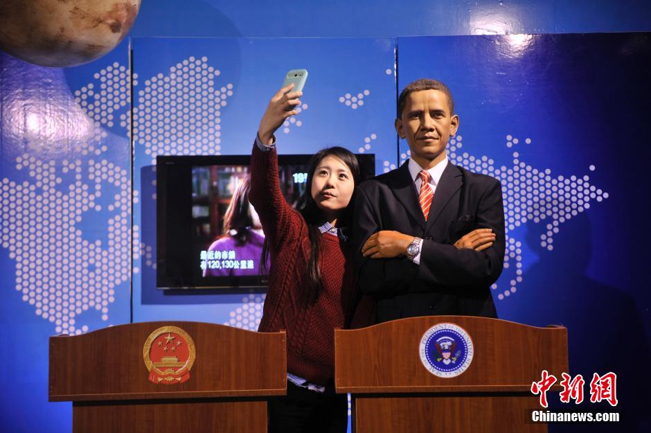 重庆名人蜡像馆迎客 “奥巴马”蜡像吸引市民