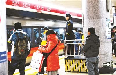 北京地铁设瞭望台 西单站已投入使用