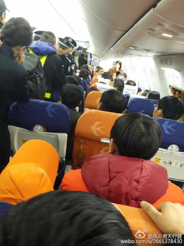 昆明机场航班延误 25名乘客强行打开逃生门被调查