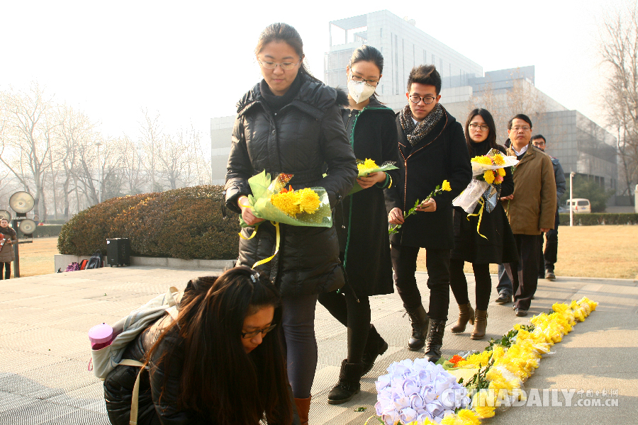 南开大学师生纪念周恩来逝世39周年