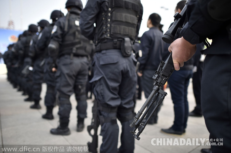 重庆“110宣传日”活动 邀市民体验炫酷特警装备