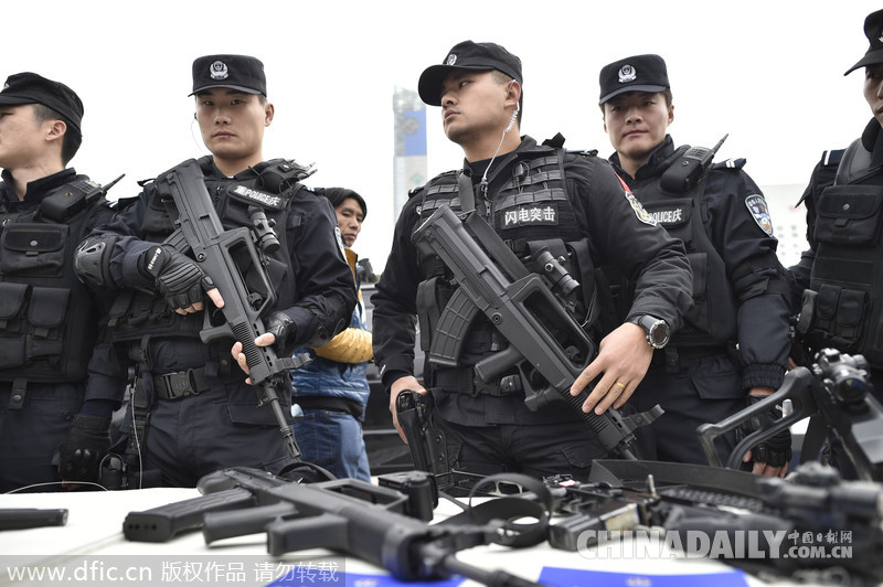 重庆“110宣传日”活动 邀市民体验炫酷特警装备