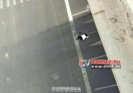 北京国贸桥一女子从桥上跳下身亡(图)